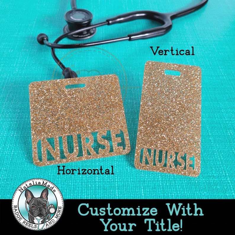Puede incluir: Dos carretes de insignia de purpurina dorada con la palabra "NURSE" recortada en color turquesa. Los carretes de insignia se muestran en orientaciones horizontal y vertical. El texto "Vertical" y "Horizontal" est&aacute; escrito debajo de cada carrete de insignia. El texto "Personaliza con tu t&iacute;tulo!" est&aacute; escrito debajo de los carretes de insignia.