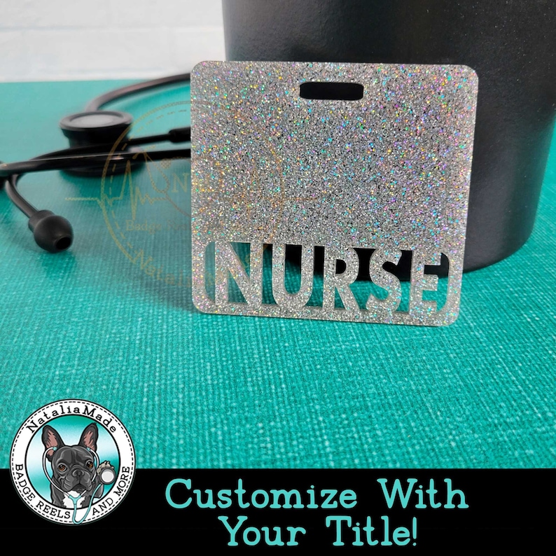 Pode incluir: Crach&aacute; de glitter prateado com a palavra "NURSE" recortada. O crach&aacute; tem um furo para um cord&atilde;o. O texto "Personalize com o seu t&iacute;tulo!" est&aacute; abaixo do crach&aacute;.