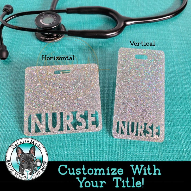 Pode incluir: Dois porta-crach&aacute;s de enfermeira com glitter prateado, um horizontal e outro vertical, com a palavra "NURSE" recortada em verde. Os porta-crach&aacute;s est&atilde;o sobre um fundo turquesa. A imagem tamb&eacute;m inclui um estetosc&oacute;pio e um logotipo da Natalia Made.