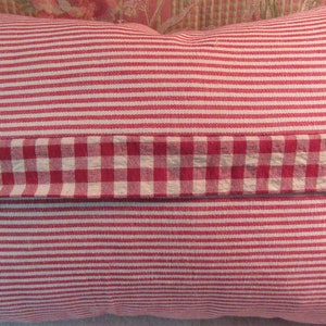 Almohada antigua con diseño de caballo... puntada de pavo rojo y toile rojo y blanco... 13" x 20" imagen 10