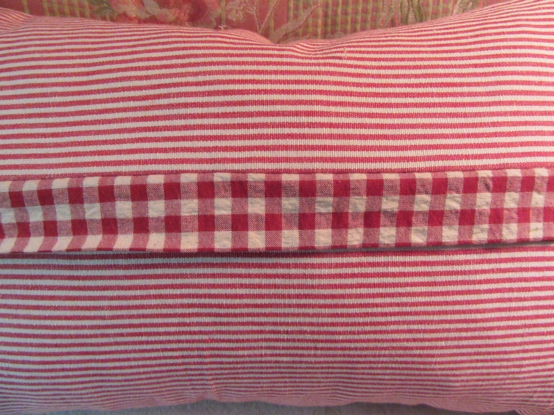 Almohada antigua con diseño de caballo... puntada de pavo rojo y toile rojo y blanco... 13" x 20" imagen 10