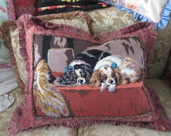 Cojín vintage bordado con diseño de King Charles Spaniels... "Las mascotas del Cavalier"... 48 x 61 cm