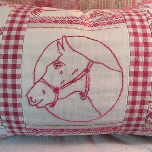 Almohada antigua con diseño de caballo... puntada de pavo rojo y toile rojo y blanco... 13" x 20" imagen 2