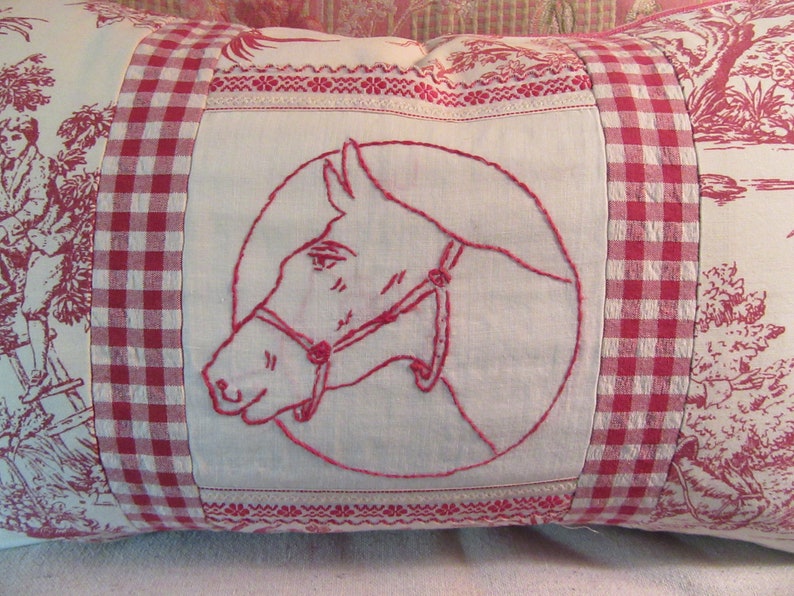 Almohada antigua con diseño de caballo... puntada de pavo rojo y toile rojo y blanco... 13" x 20" imagen 2