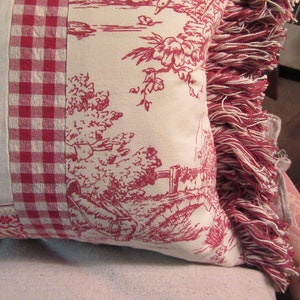 Almohada antigua con diseño de caballo... puntada de pavo rojo y toile rojo y blanco... 13" x 20" imagen 6