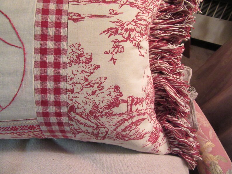 Almohada antigua con diseño de caballo... puntada de pavo rojo y toile rojo y blanco... 13" x 20" imagen 6