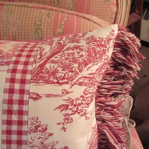 Almohada antigua con diseño de caballo... puntada de pavo rojo y toile rojo y blanco... 13" x 20" imagen 5