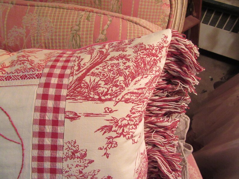 Almohada antigua con diseño de caballo... puntada de pavo rojo y toile rojo y blanco... 13" x 20" imagen 5