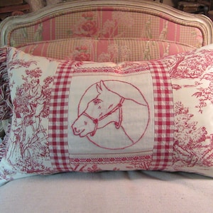 Almohada antigua con diseño de caballo... puntada de pavo rojo y toile rojo y blanco... 13" x 20" imagen 1
