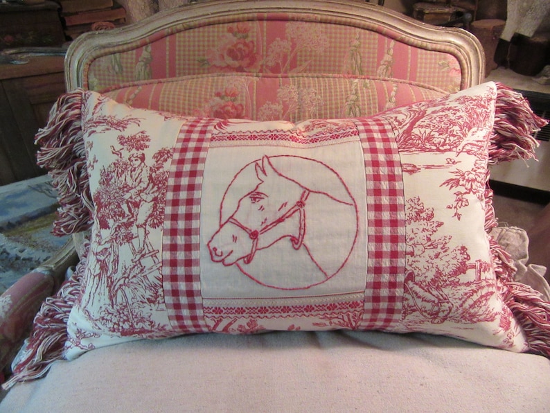 Almohada antigua con diseño de caballo... puntada de pavo rojo y toile rojo y blanco... 13" x 20" imagen 1