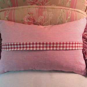Almohada antigua con diseño de caballo... puntada de pavo rojo y toile rojo y blanco... 13" x 20" imagen 9