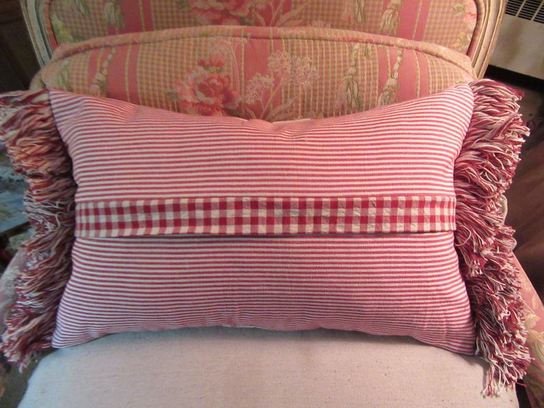 Almohada antigua con diseño de caballo... puntada de pavo rojo y toile rojo y blanco... 13" x 20" imagen 9