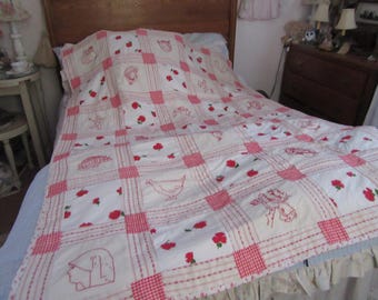 Edredón de patchwork con bordado rojo vintage y puntada de pavo... 54" x 74"