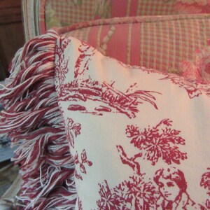 Almohada antigua con diseño de caballo... puntada de pavo rojo y toile rojo y blanco... 13" x 20" imagen 8