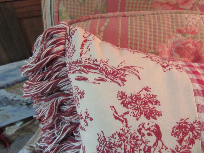 Almohada antigua con diseño de caballo... puntada de pavo rojo y toile rojo y blanco... 13" x 20" imagen 8
