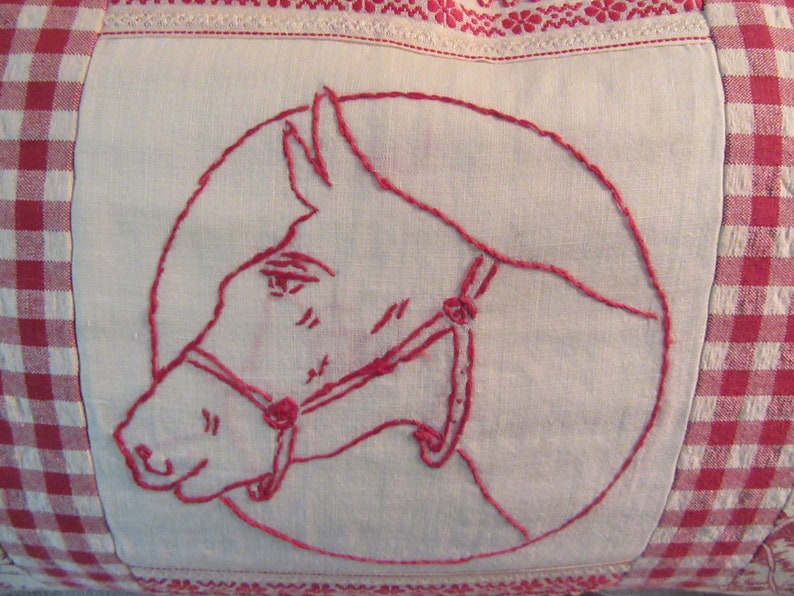 Almohada antigua con diseño de caballo... puntada de pavo rojo y toile rojo y blanco... 13" x 20" imagen 3