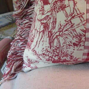 Almohada antigua con diseño de caballo... puntada de pavo rojo y toile rojo y blanco... 13" x 20" imagen 7