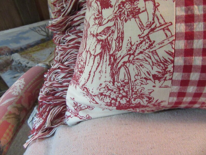 Almohada antigua con diseño de caballo... puntada de pavo rojo y toile rojo y blanco... 13" x 20" imagen 7
