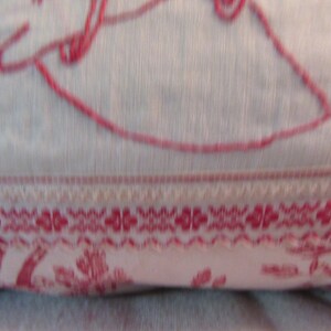 Almohada antigua con diseño de caballo... puntada de pavo rojo y toile rojo y blanco... 13" x 20" imagen 4