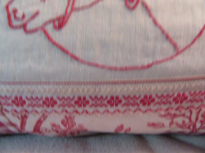 Almohada antigua con diseño de caballo... puntada de pavo rojo y toile rojo y blanco... 13" x 20" imagen 4