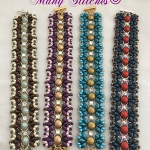 Puede incluir: Cuatro pulseras de cuentas con diferentes combinaciones de colores. Las pulseras presentan un patrón repetitivo de cuentas pequeñas facetadas y cuentas redondas más grandes. Las pulseras miden aproximadamente 18 cm de largo y tienen un cierre de broche.