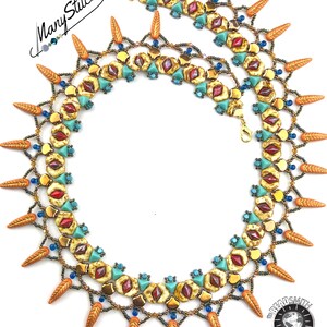 Könnte beinhalten: Eine mehrreihige Perlenkette in Gold-, Braun-, Rot- und Türkistönen. Die Kette hat ein geometrisches Muster und eine Reihe von orangefarbenen, blattartigen Anhängern.