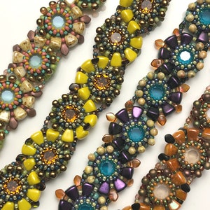 Op de afbeelding: Vier kralenarmbanden met verschillende kleurschema's. De armbanden hebben een herhalend patroon van bloemvormige kralen in verschillende kleuren, waaronder geel, paars, bruin en teal.