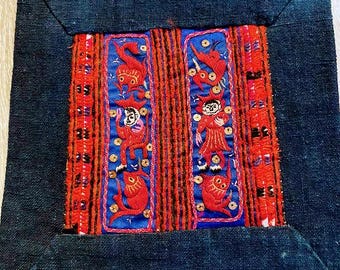 ヴィンテージのモン族刺繍テキスタイルアート。モン族キルトブロック。T-230