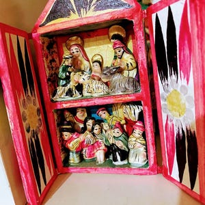 Scultura di arte popolare retablo peruviana. Retablo peruviano in legno fatto a mano. Arte popolare.