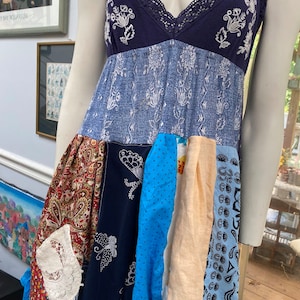 Abbigliamento riciclato per donna. Vestiario patchwork. Vestito blu riciclato fatto a mano.