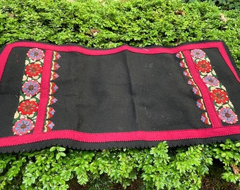 ハンガリーの手刺繍テーブルランナー：カロチャ花柄フェルト - Etsy 日本