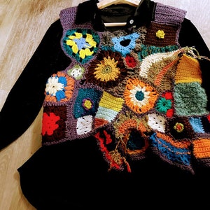 Handgjord galen patchwork-virkad väst. Virkad tröja. Mormors fyrkantiga väst. BOHO TOPP. Virkad väst. Hippiefestival