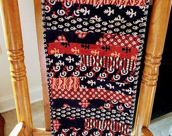 Wendbarer, altertümlicher gesteppter Tischläufer mit Patchwork-Design. Patchwork Tischläufer.