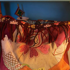 Borsa di fiori fatta a mano. Borsa BOHO. Borsa a tracolla con frange. Tessile. Riciclato, Lino, Pretty Bag
