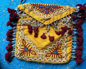 Bolso de arte popular indio. Bolso hecho a mano. Bolso Rabaris. Bolso enmarcado. Bolso de flores.
