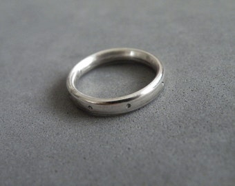 Anillo de boda unisex hecho a mano en plata de ley.