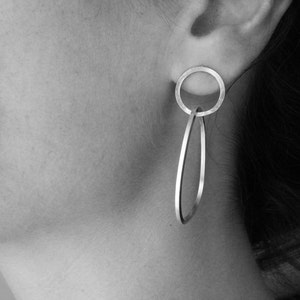 Pendientes de doble aro de plata de ley, joyería minimalista con piedras.