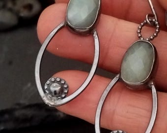 Sterling Silber Ohrringe mit Aquamarin Cabochon, handgemachter Talisman für Gelassenheit, März Geburtsstein