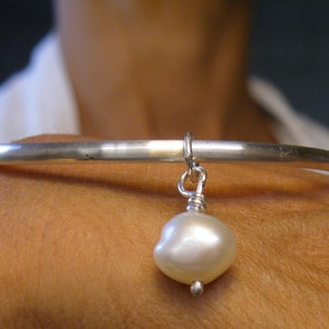 Bracciale Argento 925 con Ciondolo Perla di Fiume, Bracciale Impilabile, Idea Regalo Donna, Pietra Giugno, Handmade by SteamyLab