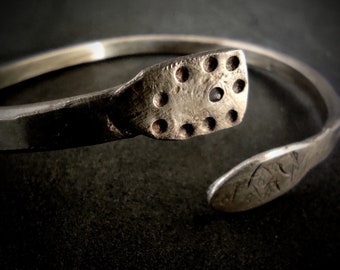 Handgeschmiedetes Sterling Silber Pfeil Armreif: Tribal Texture