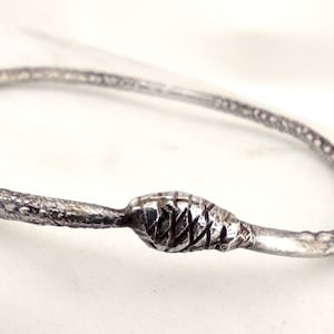 Ouroboro Sterling Silber Armreif, Schlangen Textur Armband, Symbolischer Schmuck für Frauen