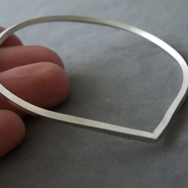 Brazalete de plata de ley con forma de lágrima - Pulsera apilable moderna
