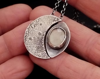 Mondstein und retikulierter Silber Mond Anhänger, handgemachte Ritual Halskette in 925 Sterling Silber