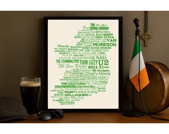Könnte beinhalten: Ein gerahmter Druck mit grünem Text, der irische Musiker und Bands auflistet, darunter Thin Lizzy und The Cranberries. Ein Pint dunkles Bier, eine Sonnenbrille und eine Schiebermütze liegen auf einer Holzoberfläche. Eine irische Flagge und eine Trommel sind ebenfalls zu sehen.