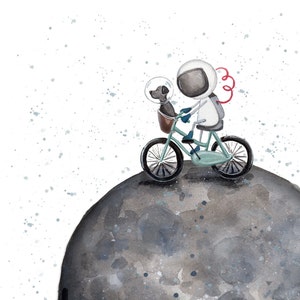 以下が含まれることがあります： 月面で自転車に乗る宇宙飛行士と、カゴに乗った犬を描いた水彩画。宇宙飛行士は、赤いラインが入った白い宇宙服を着て、赤いヘルメットをかぶっている。犬は茶色で、白いヘルメットをかぶっている。自転車は緑色で、白いカゴが付いている。