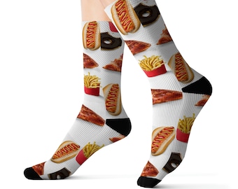 Puede incluir: Calcetines blancos con un estampado repetido de comida rápida. El diseño incluye perritos calientes, donuts, porciones de pizza y patatas fritas. Los calcetines tienen talones y dedos negros.