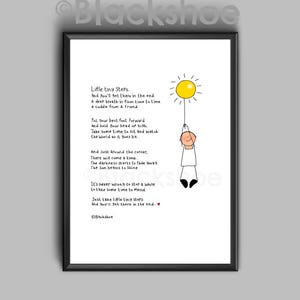 Puede incluir: Una ilustración en blanco y negro de un figurín que sostiene un globo solar amarillo. La ilustración va acompañada de un poema sobre dar pequeños pasos y finalmente alcanzar tus objetivos. El poema dice: "Pequeños pasos y llegarás al final. Una respiración profunda de vez en cuando. Un abrazo de un amigo. Pon tu mejor pie adelante y mantén la cabeza alta. Tómate un tiempo para sentarte y observar el mundo pasar... y justo a la vuelta de la esquina, Llegará un momento. La oscuridad comienza a desvanecerse. El sol comienza a brillar. Nunca está mal detenerse un rato para tomarse un tiempo para sanar. Solo da pequeños pasos y llegarás al final - @Blackshoe"