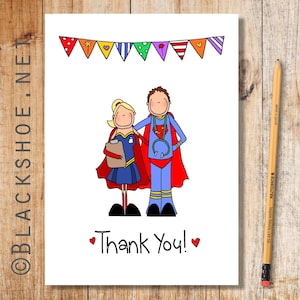 Könnte beinhalten: Eine Dankeskarte mit einer Cartoon-Illustration einer Frau und eines Mannes, die als Superhelden verkleidet sind. Die Frau trägt ein blaues und rotes Kostüm mit einem Stethoskop und einem Klemmbrett. Der Mann trägt ein blaues und rotes Kostüm mit einem Stethoskop. Die Karte hat oben ein Banner mit bunten Flaggen und unten den Text "Danke!"