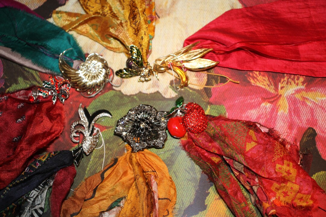 Hanging Vintage Broach & Ribbon Decoration Ideal for the Christmas Tree ...