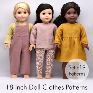 Op de afbeelding: Drie poppen in verschillende outfits: een met een geel gestreept shirt en mauve tuinbroek, een met een mauve getextureerde top met lange mouwen en een bloemenlegging, en een met een mosterdgele jurk. Tekst: Set of 9 Patterns 18 inch Doll Clothes Patterns.